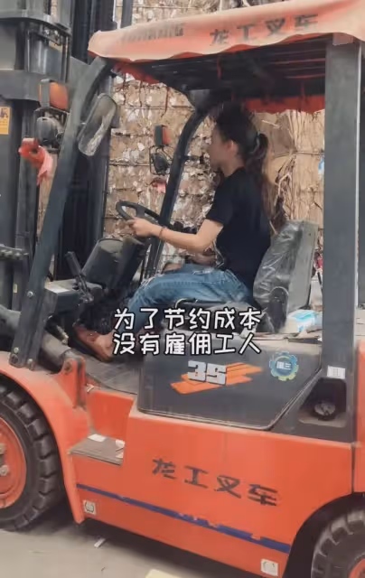 90後女子收廢品第1年負債60萬,4年還清債務,第5年買房和倆商鋪