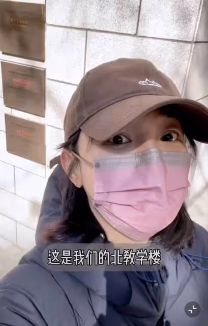 白百何低調慶40歲生日，回中戲母校故地重遊，老公張思麟浪漫送花