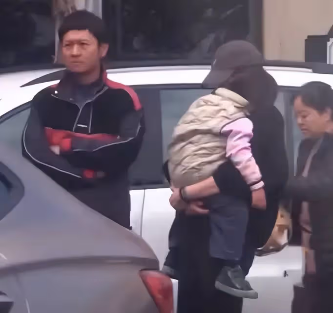 白百何低調慶40歲生日，回中戲母校故地重遊，老公張思麟浪漫送花
