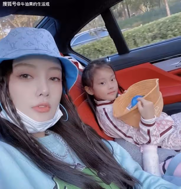 李小璐女兒甜馨註銷帳號，因cos細節被網暴，網友：放過孩子吧