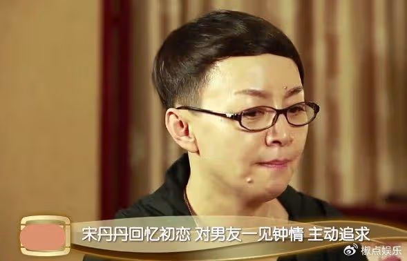 他曾被宋丹丹追求，4個妻子個個貌美如花，如今兒子成年顏值高