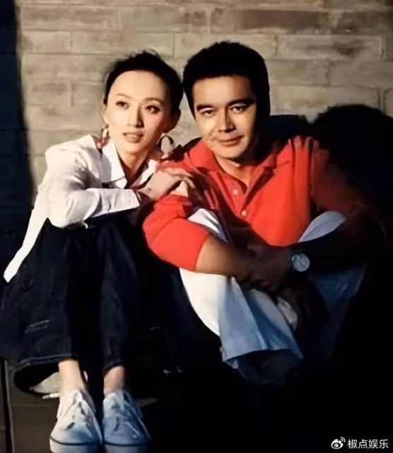 他曾被宋丹丹追求，4個妻子個個貌美如花，如今兒子成年顏值高
