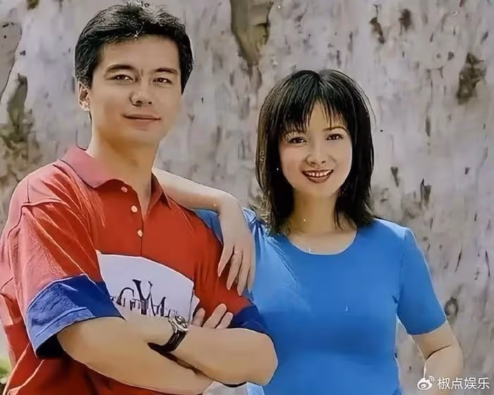 他曾被宋丹丹追求，4個妻子個個貌美如花，如今兒子成年顏值高