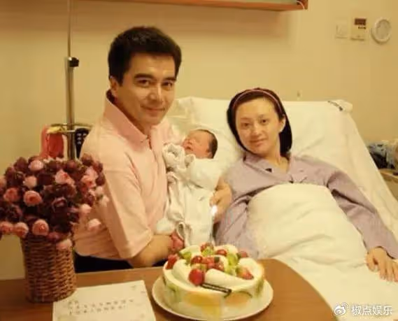 他曾被宋丹丹追求，4個妻子個個貌美如花，如今兒子成年顏值高