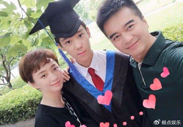 他曾被宋丹丹追求，4個妻子個個貌美如花，如今兒子成年顏值高