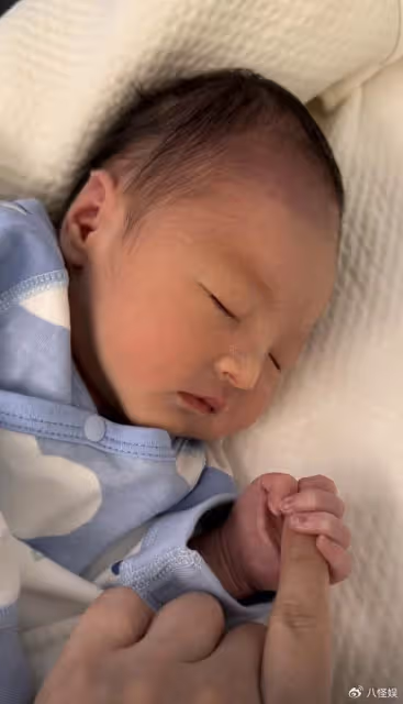 王寧女兒官宣生產,金龜子醫院陪伴,寶貝早產只有5斤多像姥爺