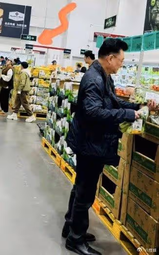 王寧女兒官宣生產,金龜子醫院陪伴,寶貝早產只有5斤多像姥爺