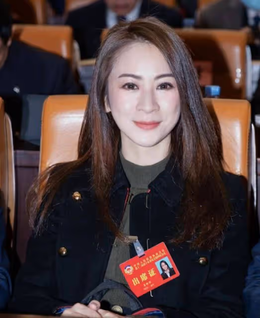 TVB前「御用丫鬟」變內地政協委員!大曬開會照!坐第一排顯眼