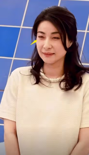 郭晶晶出席活動露怯,拎3萬元包包不會用,表情尷尬太緊張!