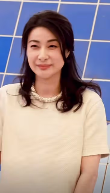 郭晶晶出席活動露怯,拎3萬元包包不會用,表情尷尬太緊張!
