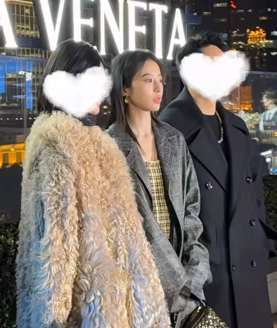 郭晶晶出席活動露怯,拎3萬元包包不會用,表情尷尬太緊張!