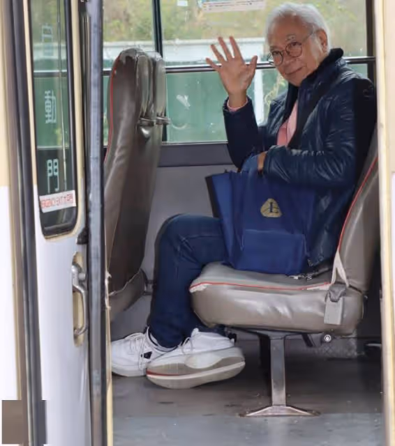 李龍基今日再探監!稱未婚妻心情好轉!開心多了人洽談工作