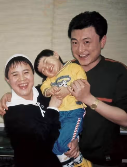 恭喜!「金龜子」升級當姥姥,女兒誕下5.4斤男嬰,外孫酷似王寧
