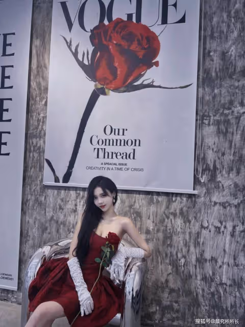 19歲極品尤物少女的時尚穿搭:紅裙倩影,優雅綻放的時尚魅力