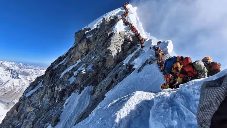 聖母峰下月開山！尼泊爾要求登山客加裝追蹤晶片　縮短山難搜救時間