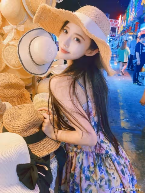 20歲極品尤物少女的時尚穿搭:陽光下的自然女神:草帽與花裙 夏日時尚新高度