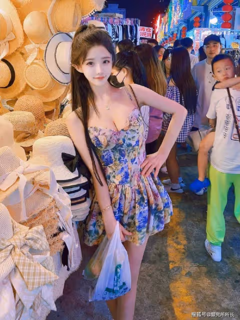 20歲極品尤物少女的時尚穿搭:陽光下的自然女神:草帽與花裙 夏日時尚新高度