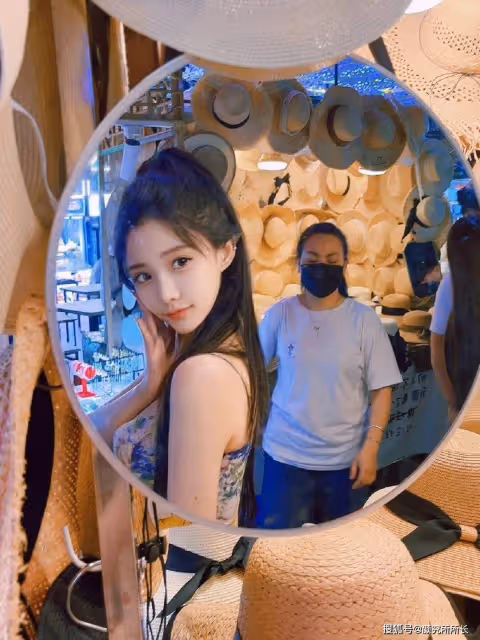 20歲極品尤物少女的時尚穿搭:陽光下的自然女神:草帽與花裙 夏日時尚新高度