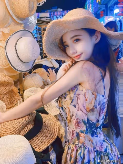 20歲極品尤物少女的時尚穿搭:陽光下的自然女神:草帽與花裙 夏日時尚新高度