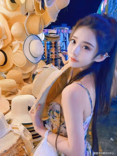 20歲極品尤物少女的時尚穿搭:陽光下的自然女神:草帽與花裙 夏日時尚新高度