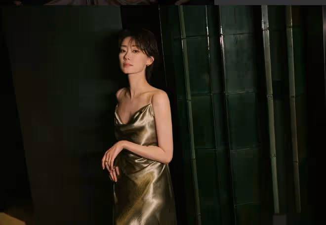 張小斐短髮香檳裙亮相景德鎮,網友讚嘆:張小斐的氣質真是太絕了