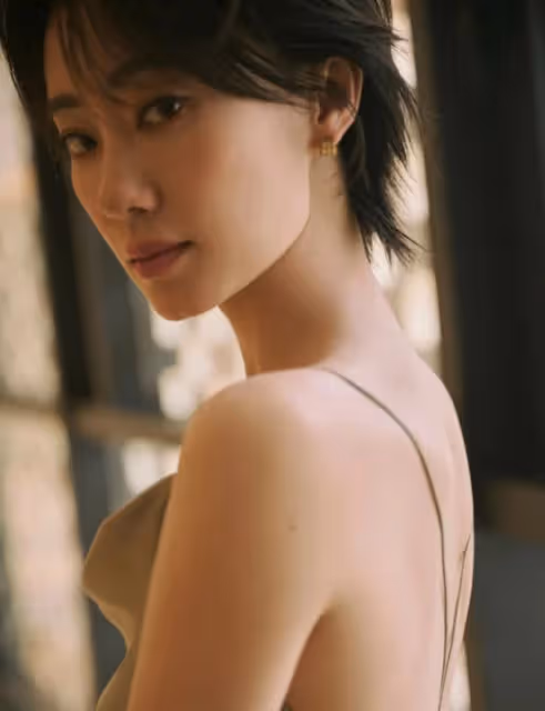 張小斐短髮香檳裙亮相景德鎮,網友讚嘆:張小斐的氣質真是太絕了