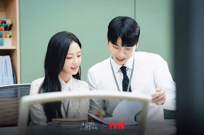 她飾演「惡毒女二」，獲網友們稱讚，擊敗劇中女主，登話題榜首位
