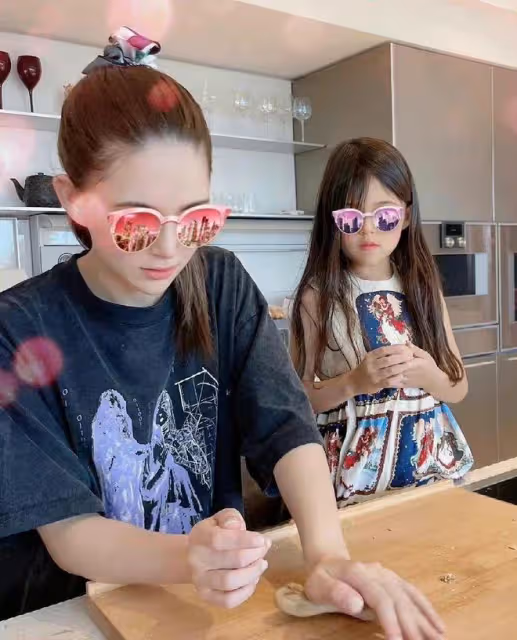 周杰倫老婆帶倆孩子做甜點,穿T恤好減齡,大女兒顏值逆天像媽媽