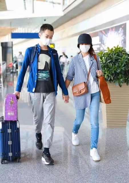 海清帶兒子走機場!兒子眉清目秀好帥氣,海清和兒子同框似姐弟