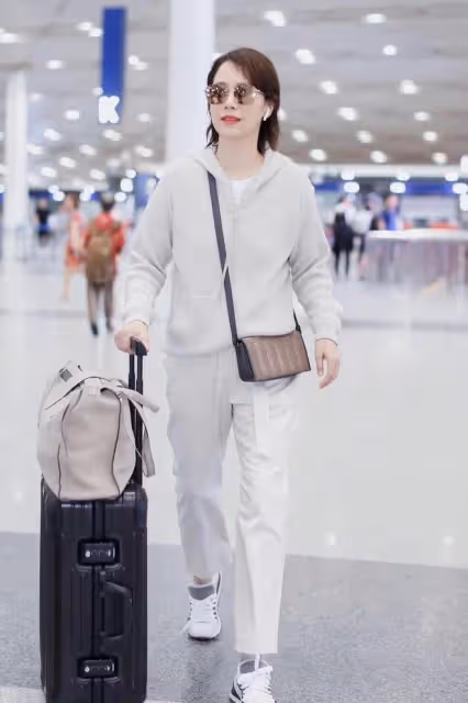 海清帶兒子走機場!兒子眉清目秀好帥氣,海清和兒子同框似姐弟