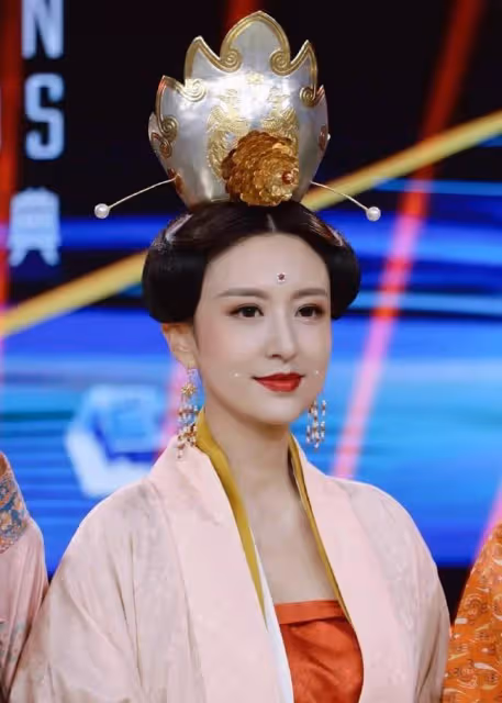 張蕾驚艷國際舞台!穿古韻漢服演繹東方魅力,美得宛如畫中仙女