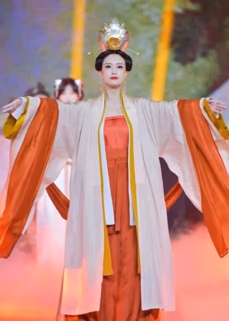 張蕾驚艷國際舞台!穿古韻漢服演繹東方魅力,美得宛如畫中仙女
