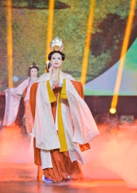 張蕾驚艷國際舞台!穿古韻漢服演繹東方魅力,美得宛如畫中仙女