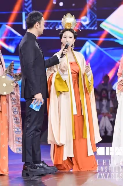 張蕾驚艷國際舞台!穿古韻漢服演繹東方魅力,美得宛如畫中仙女