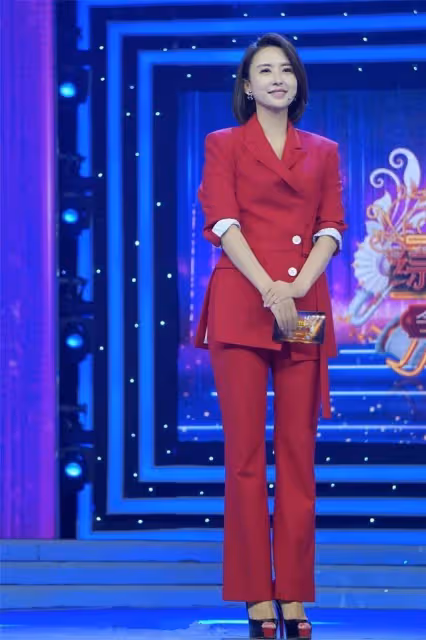 張蕾驚艷國際舞台!穿古韻漢服演繹東方魅力,美得宛如畫中仙女