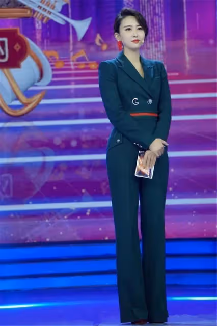 張蕾驚艷國際舞台!穿古韻漢服演繹東方魅力,美得宛如畫中仙女