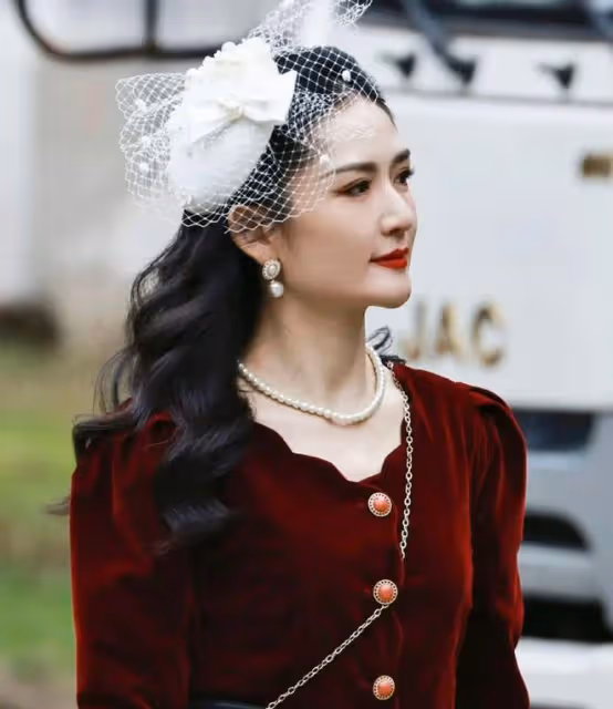 謝娜爆瘦10斤美成巔峰!絲絨外套配白紗裙,疊穿駝色披肩有貴婦感