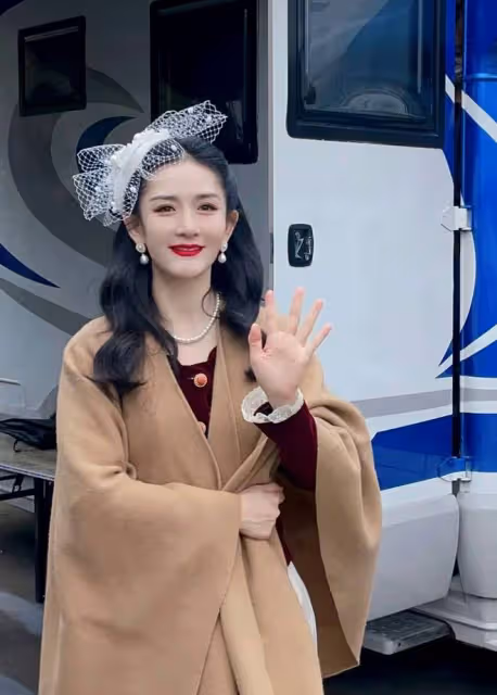 謝娜爆瘦10斤美成巔峰!絲絨外套配白紗裙,疊穿駝色披肩有貴婦感
