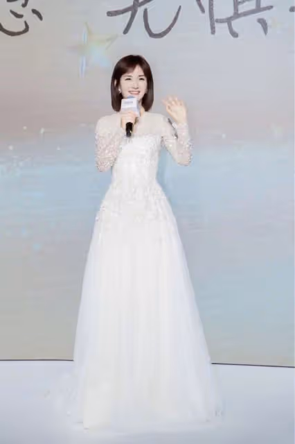 謝娜爆瘦10斤美成巔峰!絲絨外套配白紗裙,疊穿駝色披肩有貴婦感