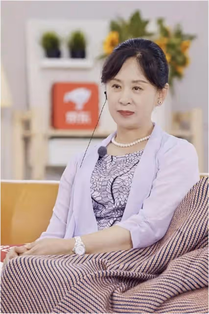 張繼科媽媽近照真驚艷!年過60歲端莊優雅風韻猶存,氣質不輸明星