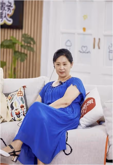 張繼科媽媽近照真驚艷!年過60歲端莊優雅風韻猶存,氣質不輸明星