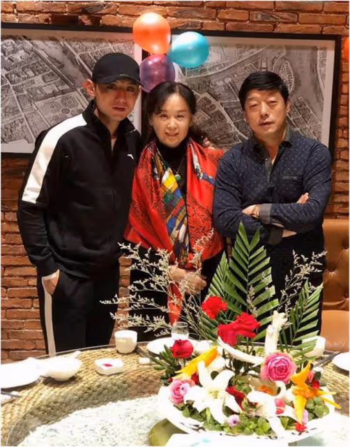 張繼科媽媽近照真驚艷!年過60歲端莊優雅風韻猶存,氣質不輸明星
