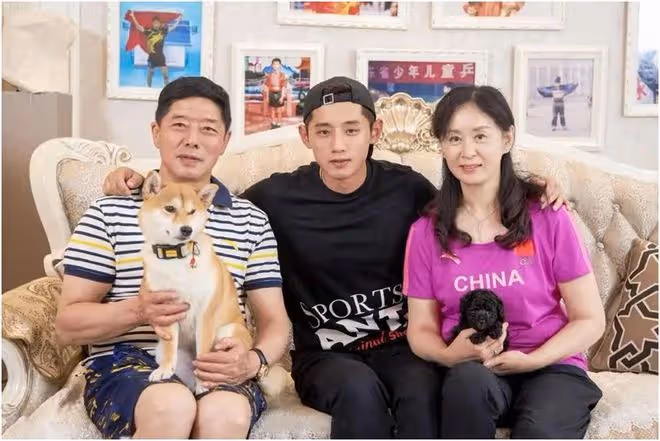 張繼科媽媽近照真驚艷!年過60歲端莊優雅風韻猶存,氣質不輸明星