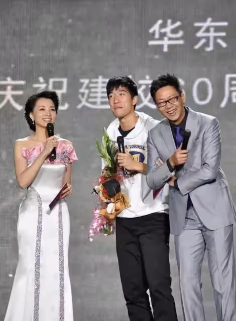 董卿真是中年女人的榜樣!穿抹胸緞面禮服裙,跪地主持身段也優美