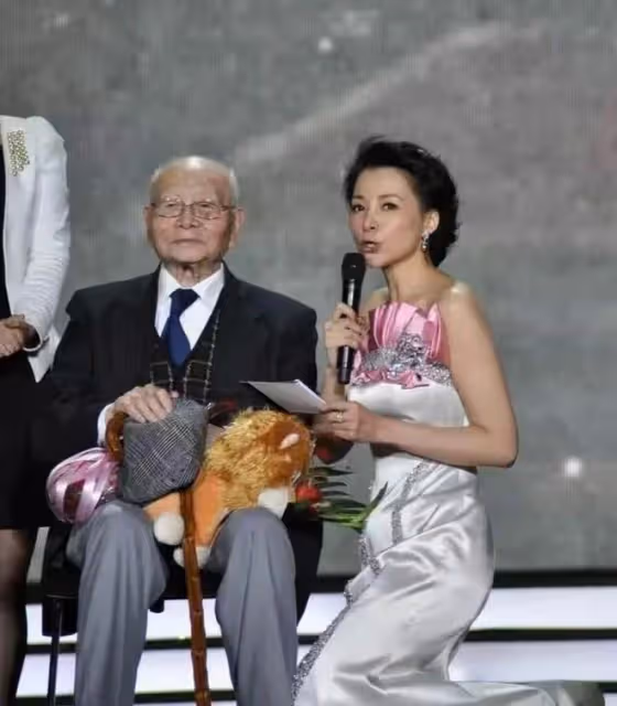 董卿真是中年女人的榜樣!穿抹胸緞面禮服裙,跪地主持身段也優美