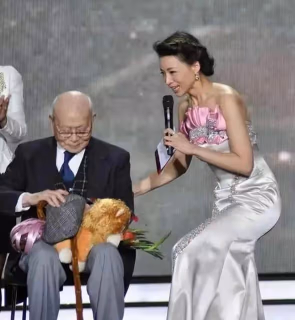 董卿真是中年女人的榜樣!穿抹胸緞面禮服裙,跪地主持身段也優美