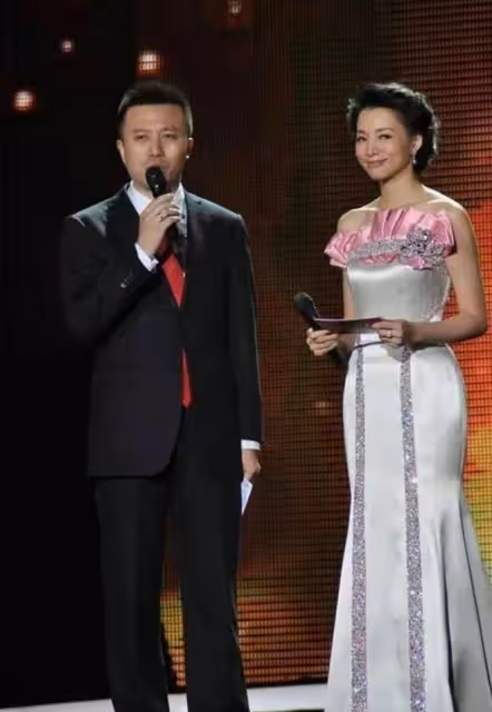 董卿真是中年女人的榜樣!穿抹胸緞面禮服裙,跪地主持身段也優美