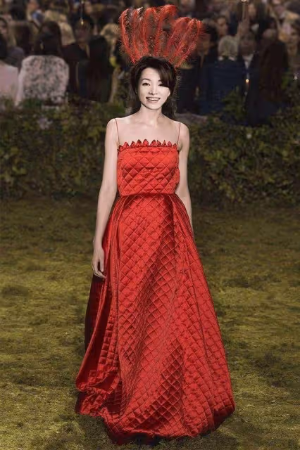 董卿真是中年女人的榜樣!穿抹胸緞面禮服裙,跪地主持身段也優美