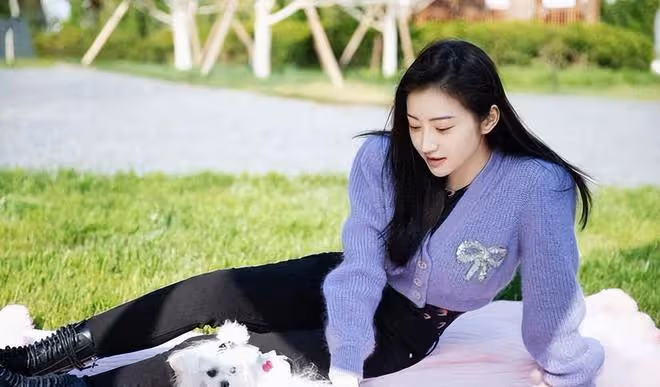景甜和沈夢辰同穿紫色毛衣,一個顯壯,一個甜美少女,差距太大了