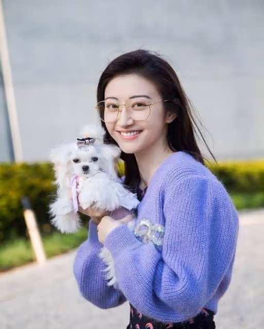 景甜和沈夢辰同穿紫色毛衣,一個顯壯,一個甜美少女,差距太大了